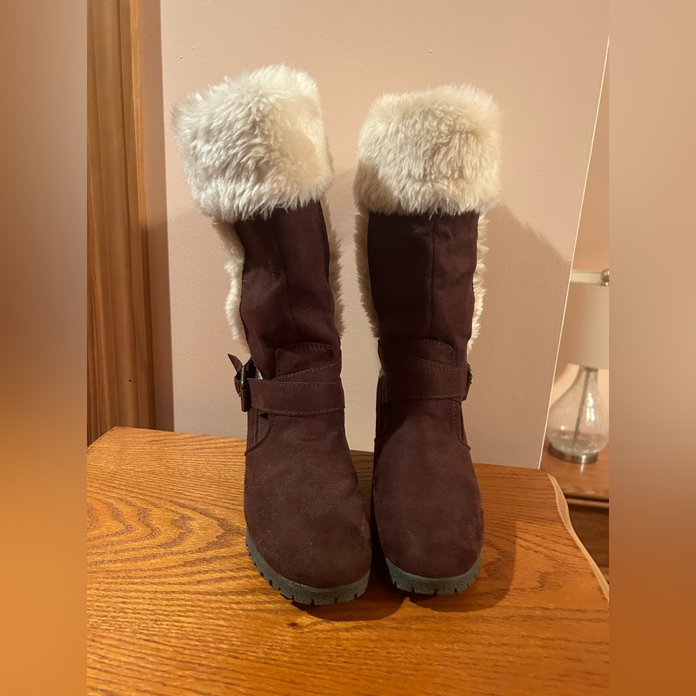 American Eagle fuzzy brown and white winter boots with a wedge -women’s size 7.5